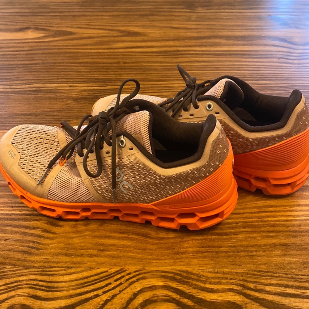 On Cloud Tan and Coral Running shoes Sz 8